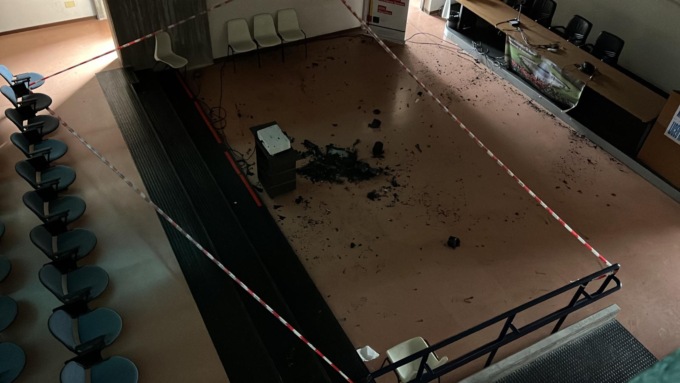 Cortocircuito a scuola, un proiettore prende fuoco: evacuato il Liceo Morin