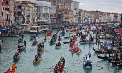 Carnevale di Venezia: il corteo tradizionale acqueo sul canal Grande incanta il pubblico sulle rive