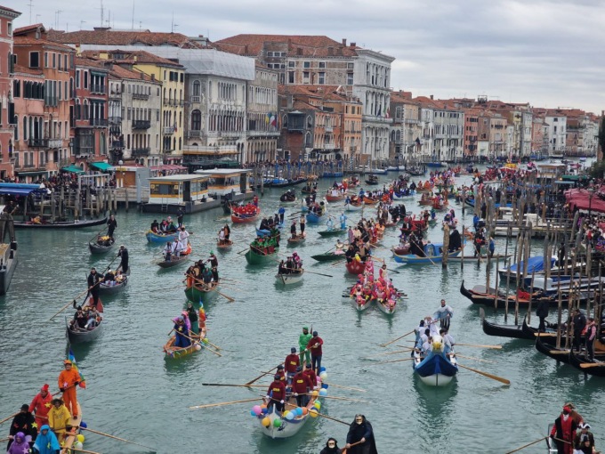 Carnevale di Venezia: il corteo tradizionale acqueo sul canal Grande incanta il pubblico sulle rive