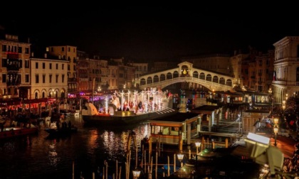 Carnevale di Venezia 2023, video e foto della "parata dei sognatori" sulle acque del Canal Grande