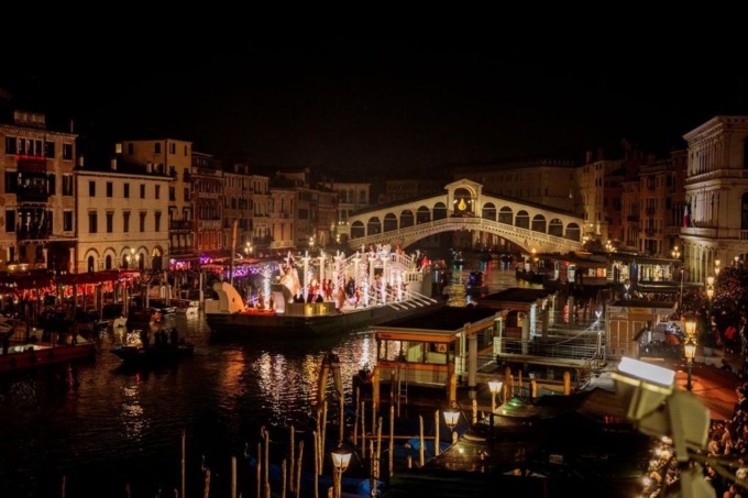 Carnevale di Venezia 2023, video e foto della “parata dei sognatori” sulle acque del Canal Grande