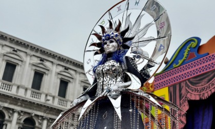 Carnevale Venezia 2023: la maschera più bella è quella della francese Karen Duthoit