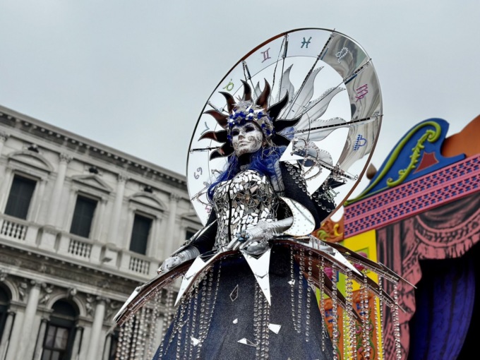 Carnevale Venezia 2023: la maschera più bella è quella della francese Karen Duthoit
