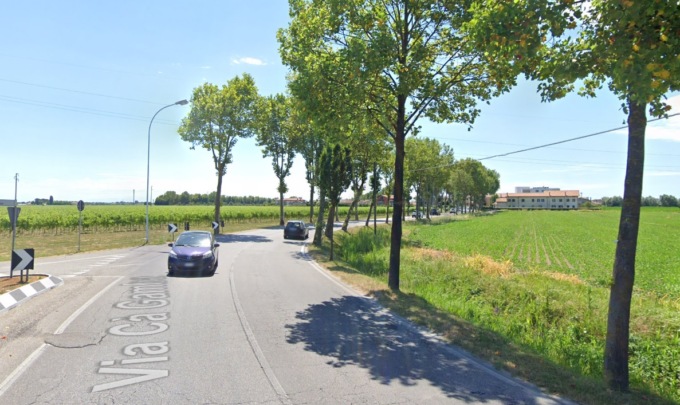 Tragedia a Jesolo: giovane al volante si schianta contro un platano e l’auto viene divorata dalle fiamme