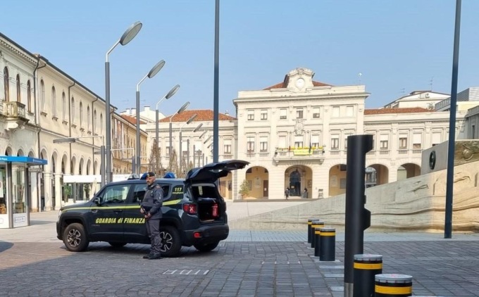 Sequestrato centro “massaggi” a luci rosse: arrestata ed espulsa una donna