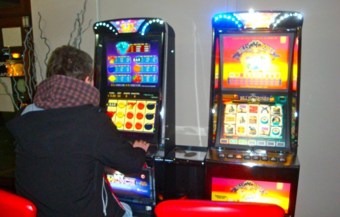 Giovanissimi “drogati” di gioco d’azzardo: in due bar le slot erano anche per i minorenni
