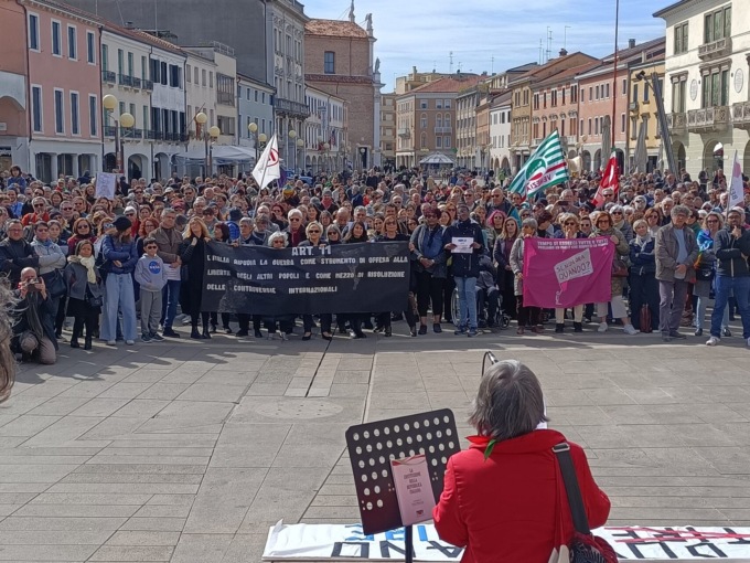 L’abbraccio di Mestre alle vittime di Cutro: le foto della manifestazione di domenica