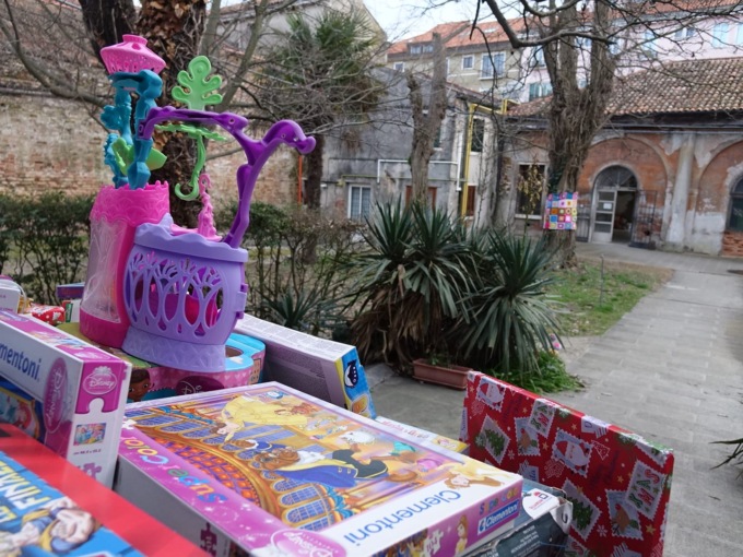 Decine di giocattoli donati dalla collettività ai bimbi bisognosi