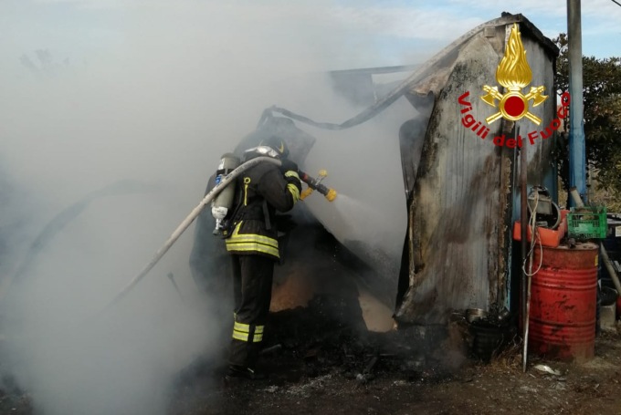 Paura a Pellestrina per l’incendio di un capanno adibito a ricovero di attrezzi agricoli