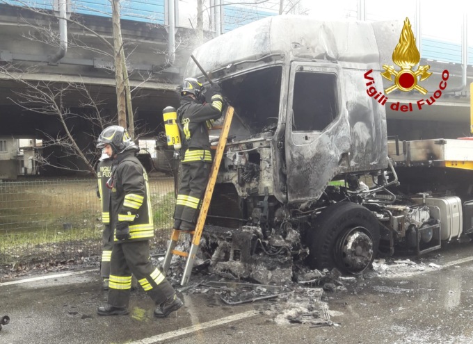 Inferno di fuoco a due passi dalla tangenziale: le foto del tir divorato dalle fiamme