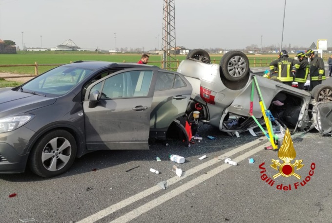Tremendo schianto sulla Treviso Mare a Meolo: grave una donna rimasta incastrata nell’auto rovesciata