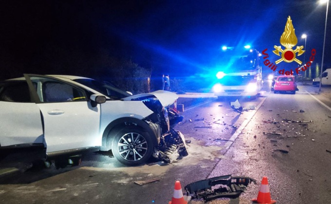 Violento frontale a Scorzè, tre persone ferite. Le immagini