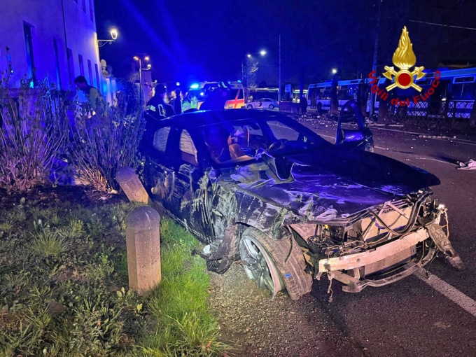 Bmw “impazzita” centra un muretto e poi si schianta contro due bus in sosta
