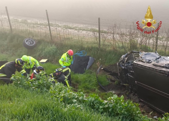 Incidente tra due auto: una finisce nel fosso, miracolati i conducenti
