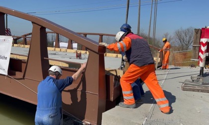 Posa del nuovo ponte sul canale Lugugnana: il video delle delicate operazioni