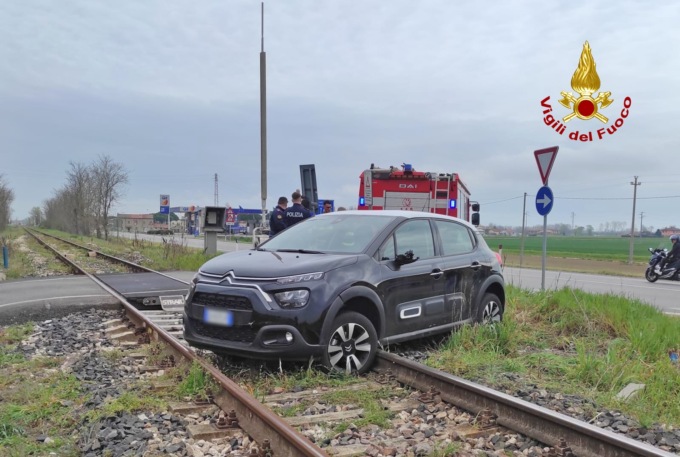 Perde il controllo dell’auto e finisce sui binari del treno