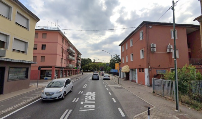 Sgrida tre giovani che urinano davanti al suo hotel: massacrato di botte dal branco