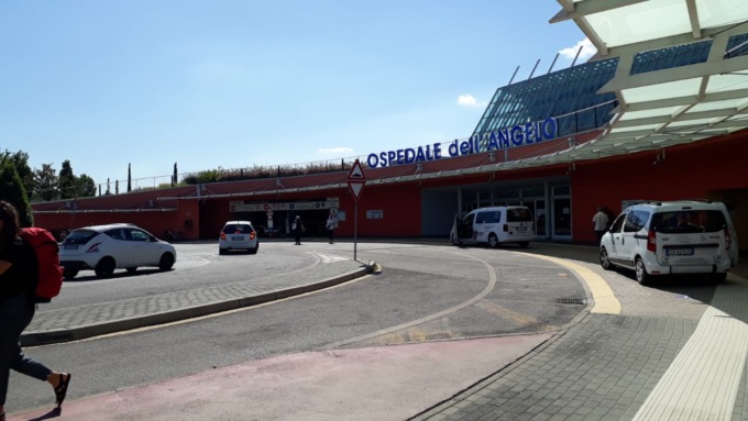 Un uomo tenta di provocare un incendio in ospedale, uno straniero impreca contro le auto
