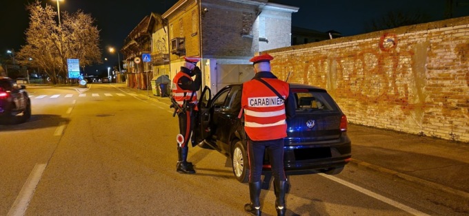 Giovane marocchino scavalca il recinto dell’autorimessa e poi “ripulisce” le vetture in sosta