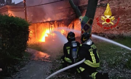 Inferno di fuoco all'ex ospedale Umberto I: colonna di fumo visibile a chilometri di distanza
