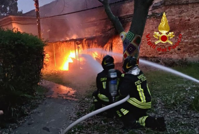Inferno di fuoco all’ex ospedale Umberto I: colonna di fumo visibile a chilometri di distanza