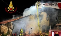 Terribile incendio nella notte: un casolare divorato dalle fiamme a Caltana