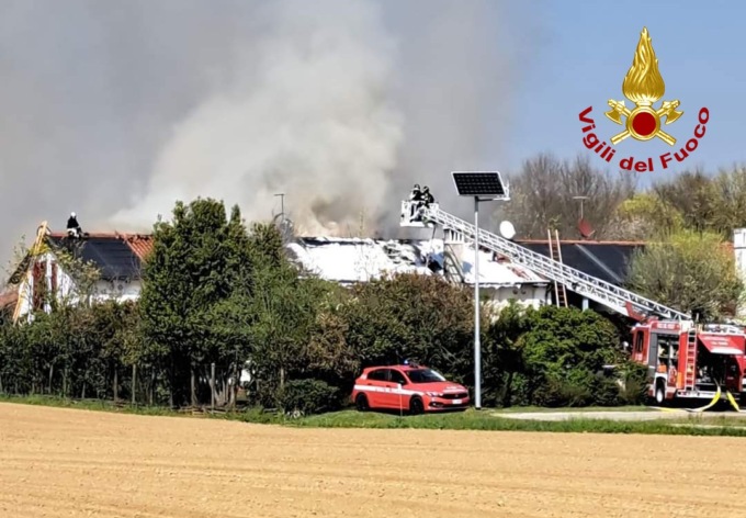 L’impianto fotovoltaico innesca l’incendio: inferno di fiamme in una villetta