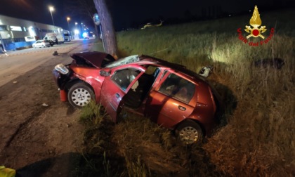 L'auto sbanda e finisce contro un albero: gravissimo il conducente intrappolato tra le lamiere