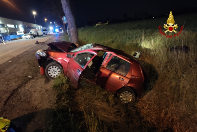 L’auto sbanda e finisce contro un albero: gravissimo il conducente intrappolato tra le lamiere