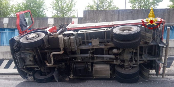 Camion carico di contrappesi in cemento si ribalta: traffico deviato per quasi quattro ore