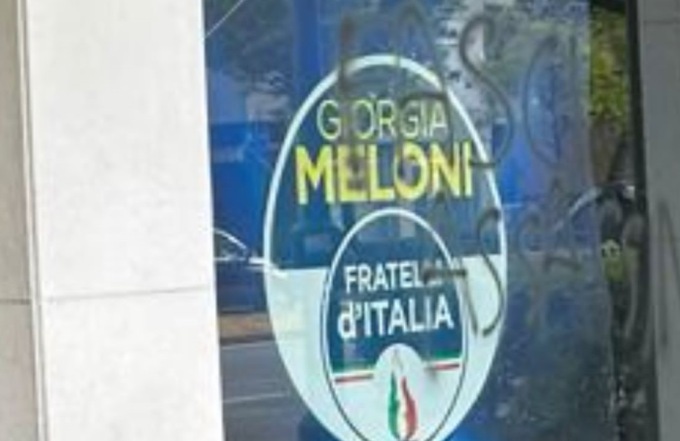 “Fasci assassini”: imbrattata la sede mestrina di Fratelli d’Italia