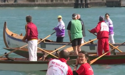 Una "battaglia" a colpi di remi per la "Pace in acqua"