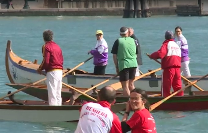 Una “battaglia” a colpi di remi per la “Pace in acqua”