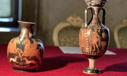 Antichissime e preziose ceramiche funerarie rubate e poi messe in vendita online