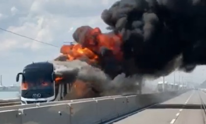Bus in fiamme sul Ponte della Libertà: autista eroe salva i passeggeri dall'inferno di fuoco