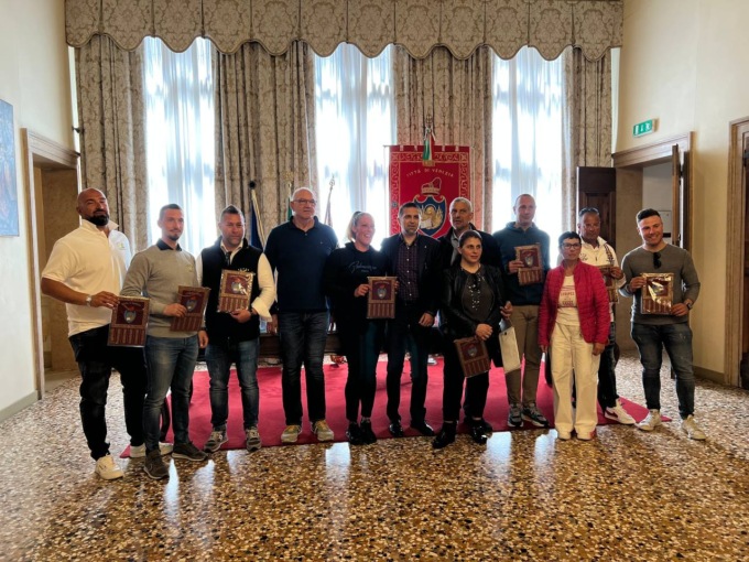 Il grande cuore degli eroi per caso Veneziani: premiati Andrea, Federico, Francesca e Giorgia