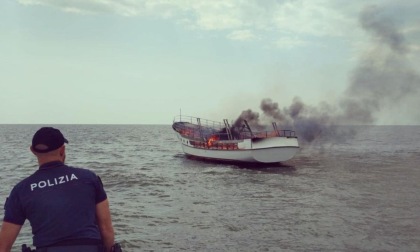 Lo yacht in legno diretto a Chioggia prende fuoco in mare aperto: salvati dalla Polizia