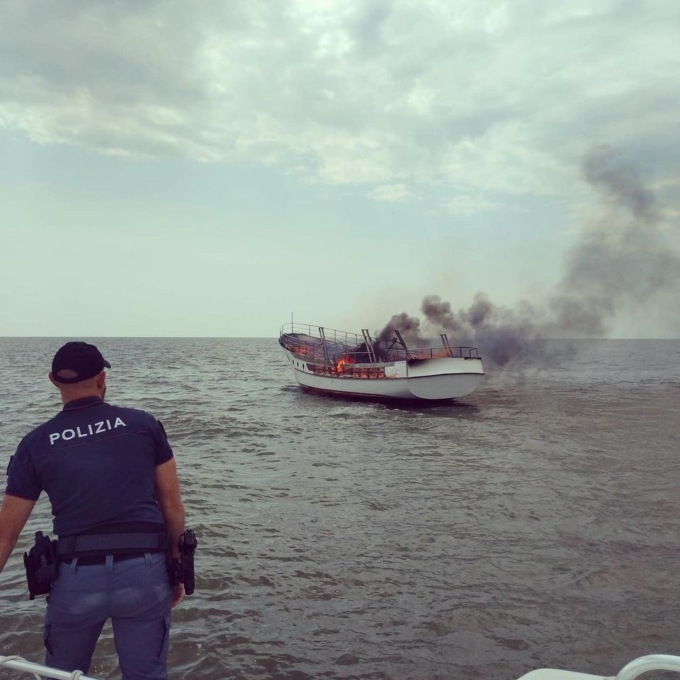 Lo yacht in legno diretto a Chioggia prende fuoco in mare aperto: salvati dalla Polizia
