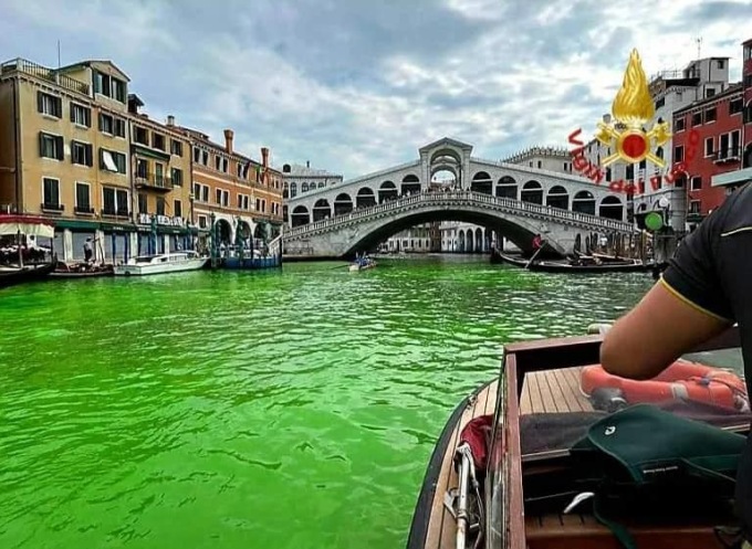 Chi ha colorato il Canal Grande di verde rischia una multa di “ben” 206 euro