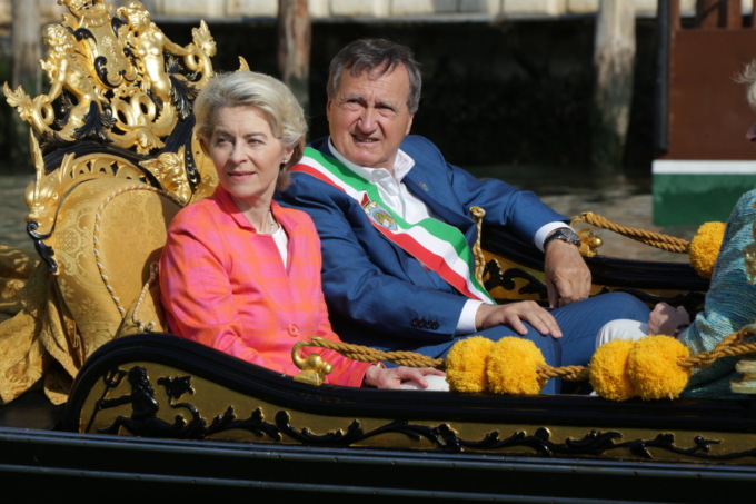 Ursula Von Der Leyen a Venezia, video e foto dell’arrivo in gondola con il sindaco Brugnaro