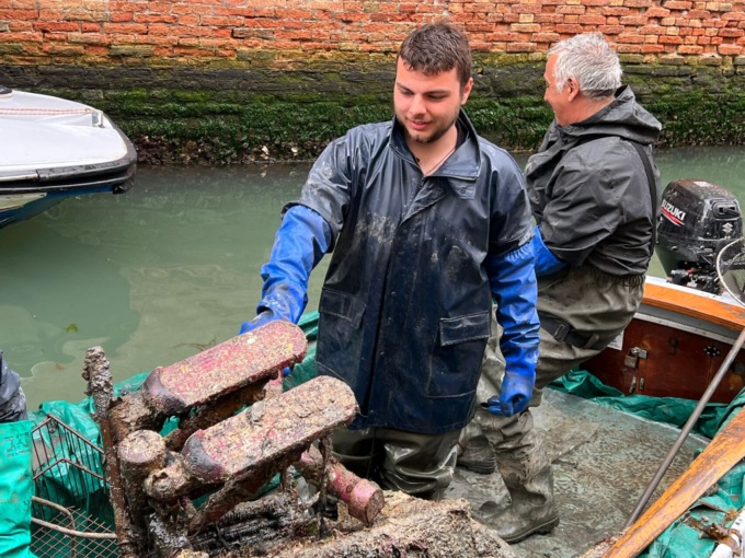 Gondolieri sub da record: in un’immersione recuperata più di una tonnellata di rifiuti