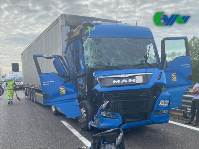 Grave incidente tra due camion in autostrada A4 in direzione Trieste