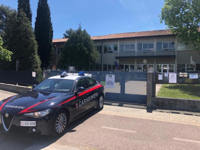 Tenta il colpo a scuola ma è tradito da un cassonetto