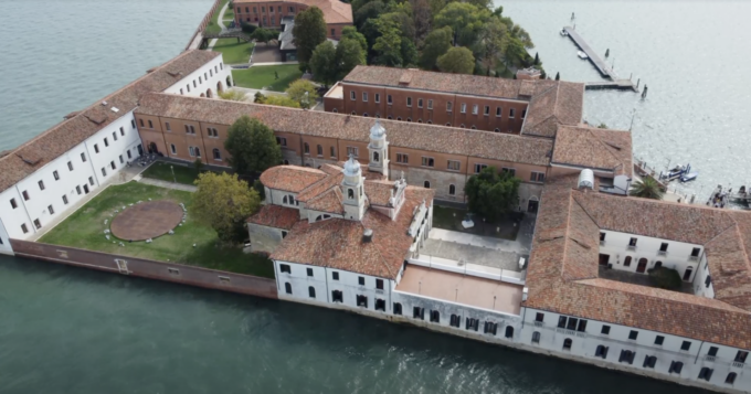 Isola di San Servolo “green”: installata la prima pensilina fotovoltaica e la colonnina per le barche elettriche