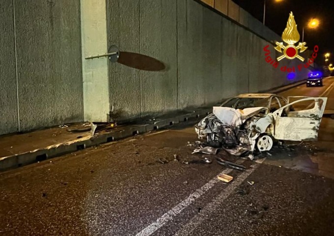 L’auto finisce contro uno spigolo del sottopassaggio e diventa una trappola di fuoco