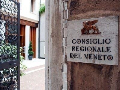Consiglio regionale Veneto contro il cibo sintetico, il Pd si astiene