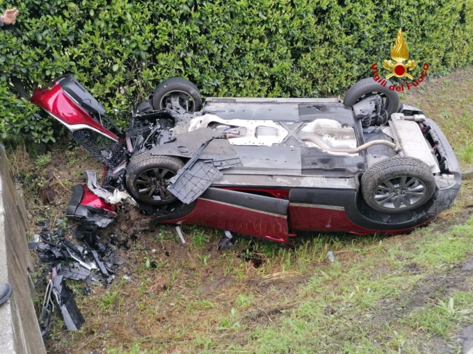 Perde il controllo dell’auto e finisce nel fossato: conducente intrappolato tra le lamiere