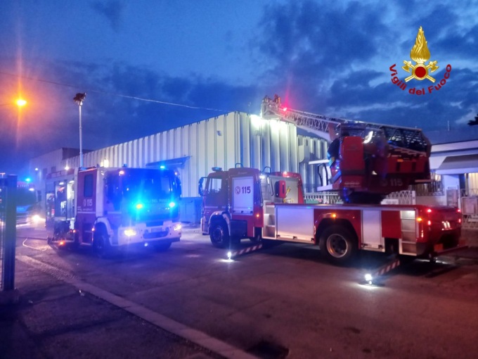 Terrore in una ditta di Marghera: le fiamme divorano macchinari e materiale, i fumi invadono l’intero capannone