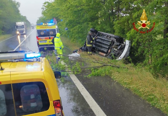 Perde il controllo della vettura e si ribalta a bordo della carreggiata