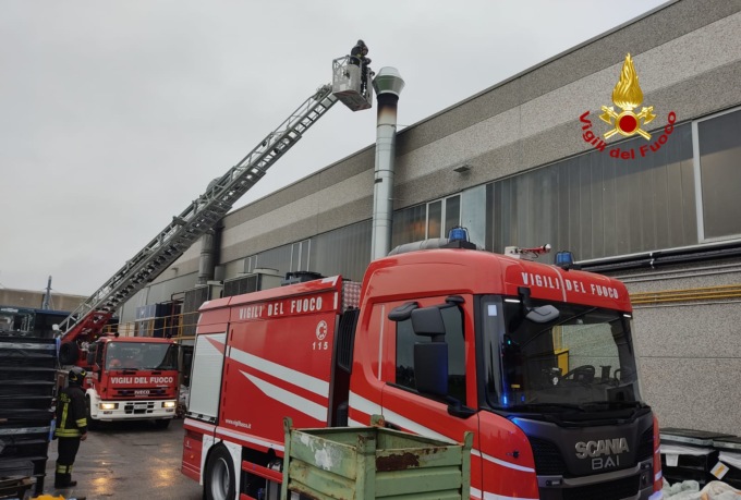 Incendio in una ditta di tende: paura per l’alta colonna di fumo nero